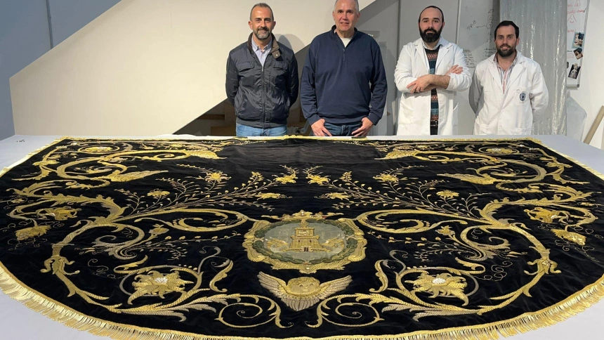 El manto de la Virgen de Dolores ha sido restaurado por la empresa sevillana CYRTA