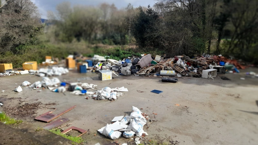 Pista deportiva de Laraño convertida en escombrera