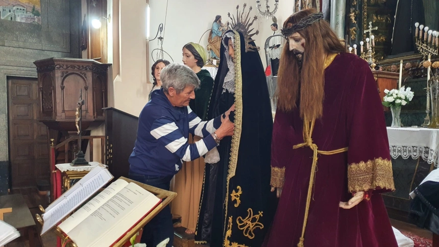 Celia Lombardero vista las imágenes de la Venerable Orden Tercera de Ribadeo