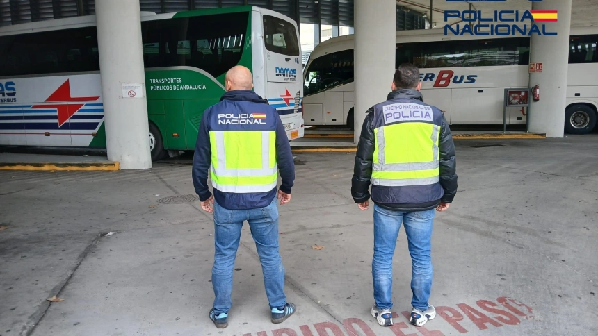 (Foto de ARCHIVO)Agentes de la Policía Nacional en la estación de autobuses de Huelva.REMITIDA / HANDOUT por POLICÍA NACIONALFotografía remitida a medios de comunicación exclusivamente para ilustrar la noticia a la que hace referencia la imagen, y citando la procedencia de la imagen en la firma22/12/2025