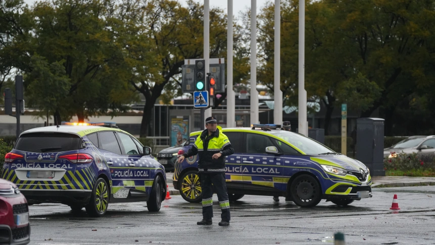 (Foto de ARCHIVO)Agentes de la Policía Local de Sevilla intentan ordenar el caos de tráfico que el temporal de lluvia y viento que barre a la capital hispalense ha provocado. A 28 de enero de 2026, en Sevilla (Andalucía, España). El viento soplará con intensidad en Andalucía este miércoles, 28 de enero, lo que ha llevado a activar el aviso rojo en la provincia de Almería por rachas de hasta 130 km/h y el nivel naranja en el resto de la comunidad, mientras que el fuerte oleaje mantendrá la alerta naranja en todo el litoral andaluz. Además, las precipitaciones obligarán a decretar el aviso naranja en Cádiz y Málaga y el nivel amarillo en el resto de la región, a excepción de Almería, Huelva y Sevilla.María José López / Europa Press28/1/2026