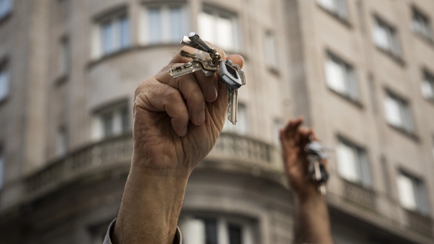 (Foto de ARCHIVO)Una persona muestra sus llaves durante una manifestación para exigir medidas por una vivienda digna, a 21 de marzo de 2026, en Vigo, Pontevedra, Galicia (España). La movilización ha sido convocada por ‘Alianza por la vivienda’, una organización integrada por asociaciones sociales, vecinales, ecologistas y sindicatos, bajo el lema ‘Por el derecho a techo’.Adrián Irago / Europa Press21 MARZO 2026;VIVIENDA;MANI;PROTESTA;PROPIEDAD;PRECIO;DERECHO A TECHO;LLAVES;21/3/2026