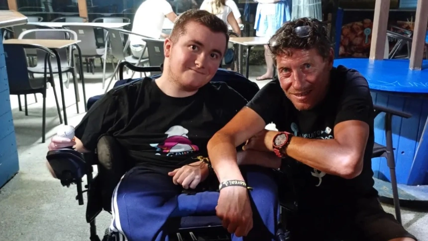 Diego junto a su amigo y cliente Alex que cada año le vuelve a ver