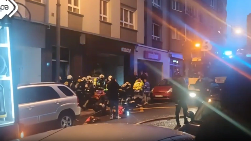 Los bomberos durante un momento de la actuación en el inmueble afectado por el incendio