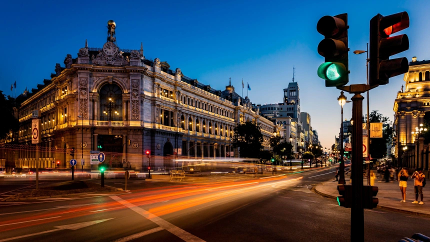 2JCYT43 Alcala Boulevard and the Bank of Spain seen at sunset. Photo taken on 31st of May 2022 in Madrid, Spain.