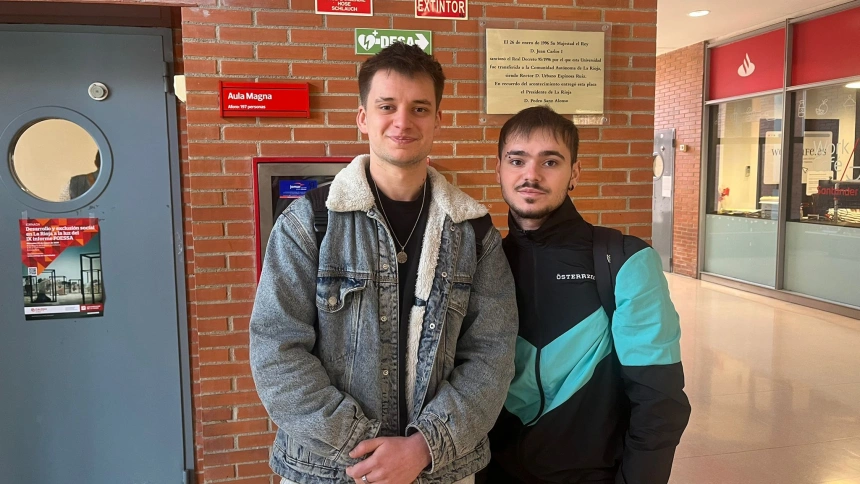 Maxim (a la izquierda), estudiante de Trabajo Social en la Universidad de La Rioja, junto a su compañero Israel