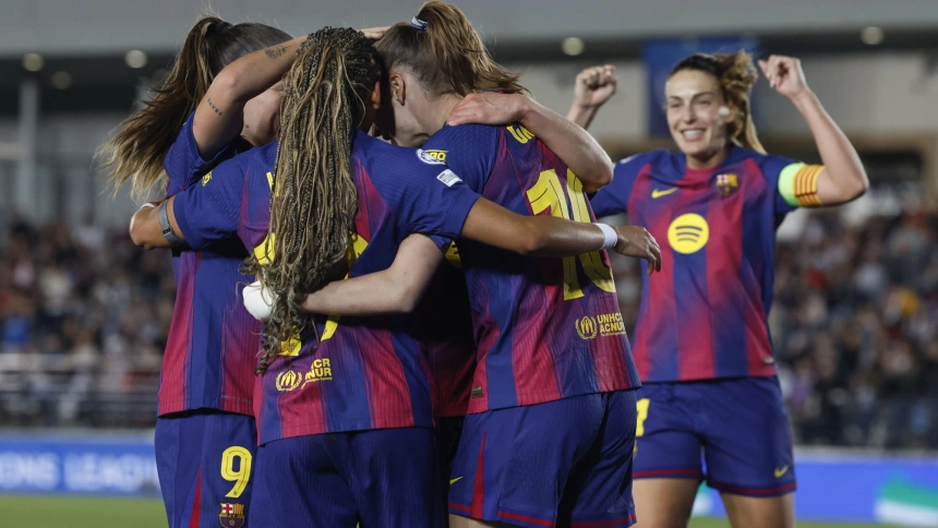 El Barcelona femenino celebra uno de los goles al Real Madrid