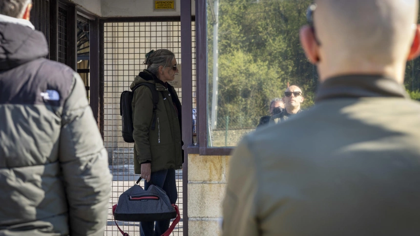 La exjefa de ETA Soledad Iparraguirre, 'Anboto', sale este martes de la cárcel de Martutene de San Sebastián tras la concesión de un régimen de semilibertad, en aplicación del artículo 100.2 del Reglamento Penitenciario, el mismo que se otorgó en su día al exdirigente de ETA Garikoitz Aspiazu, Txeroki