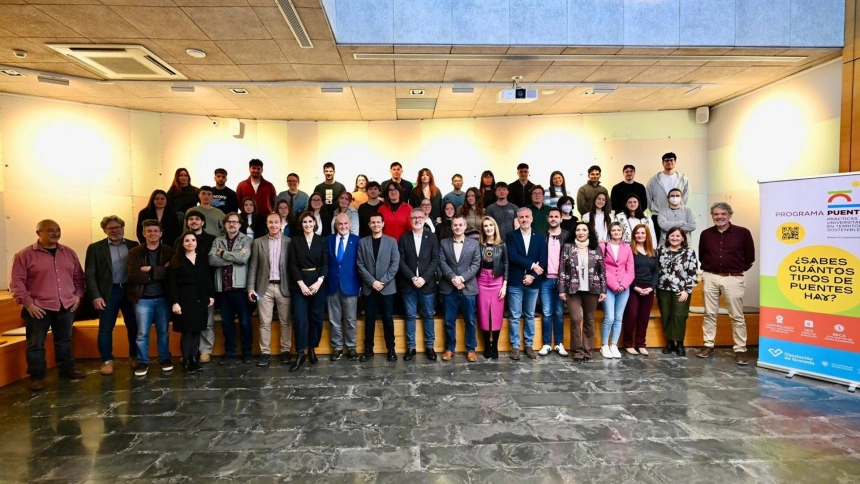 Foto de familia de la sexta edición del programa 'Puentes', impulsada por la Diputación de Granada y la Universidad de Granada