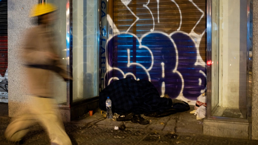 (Foto de ARCHIVO)Una persona durmiendo en la calle, a 3 de diciembre de 2025, en Barcelona (España). Arrels Fundació lleva a cabo la campaña de recuento de personas que duermen en la calle en Barcelona mediante el apoyo de voluntarios que pasean por la ciudad desde las 22:00h hasta las 02:00h desde los barrios más alejados del centro hasta los más cercanos.Lorena Sopêna / Europa Press03 DICIEMBRE 2025;ARRELS FUNDACIÓ;RUEDA DE PRENSA;CAMPAÑA;RECUENTO;SINHOGARISMO;BARCELONA;PERSONAS SIN HOGAR03/12/2025