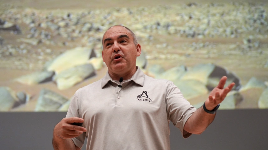 El ingeniero de la NASA, Carlos García Galán, durante la conferencia