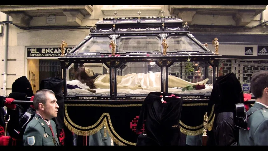 Antigua talla del Cristo del Desenclavo dentro de la urna