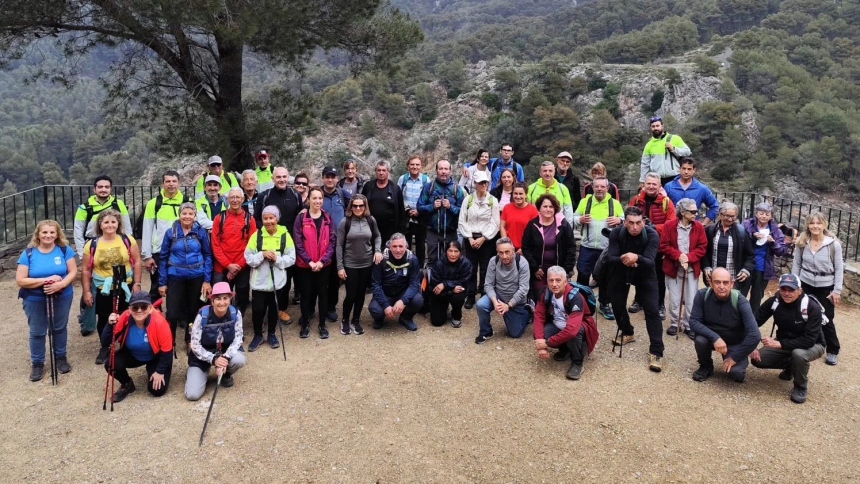 Grupo de senderistas posando para la foto de familia
