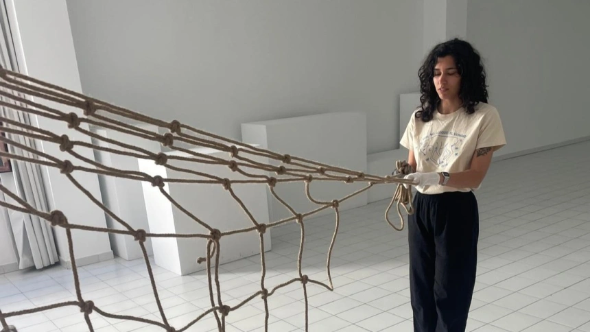 Montaje de la exposición "Facer territorio etando cabos"