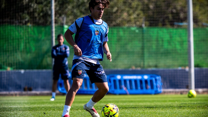 Carlos Álvarez, en la vuelta a los entrenamientos con el Levante UD