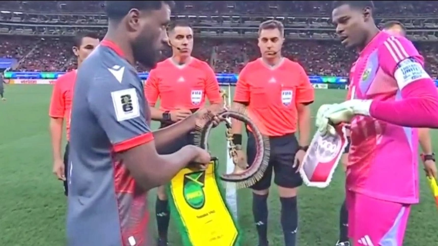 El portero de Jamaica sorprendido con la ofrenda de Nueva Caledonia