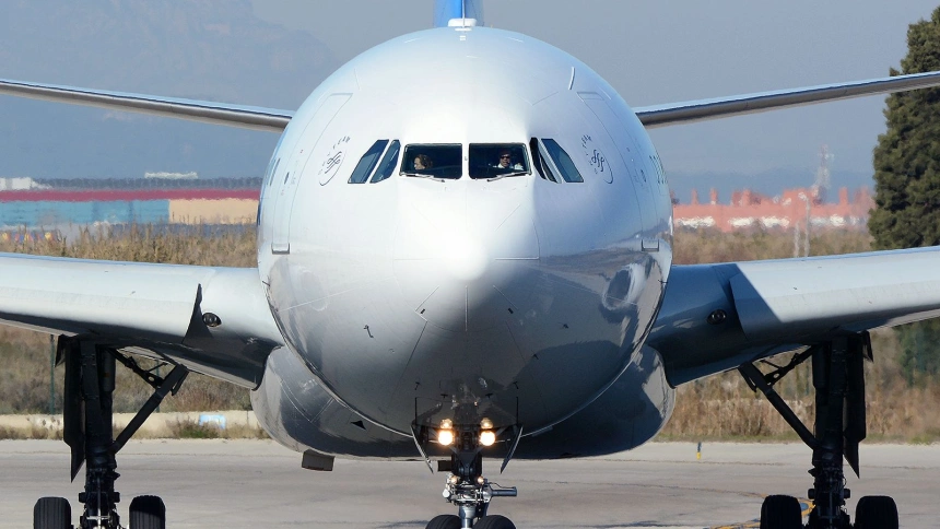 Avión rodando para despegar