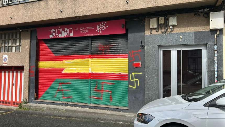 Pintadas en la sede de Artabria en Ferrol