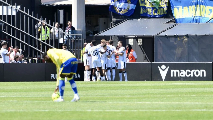 Los jugadores del Ceuta celebran uno de los goles ante el Cádiz