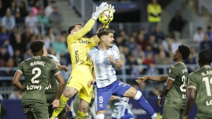 Juan Soriano, portero del Leganés, ataja un balón contra el Málaga