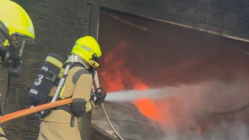 Intervención des SPEIS de Narón en una vivienda en la zona de Os Vicás de Narón