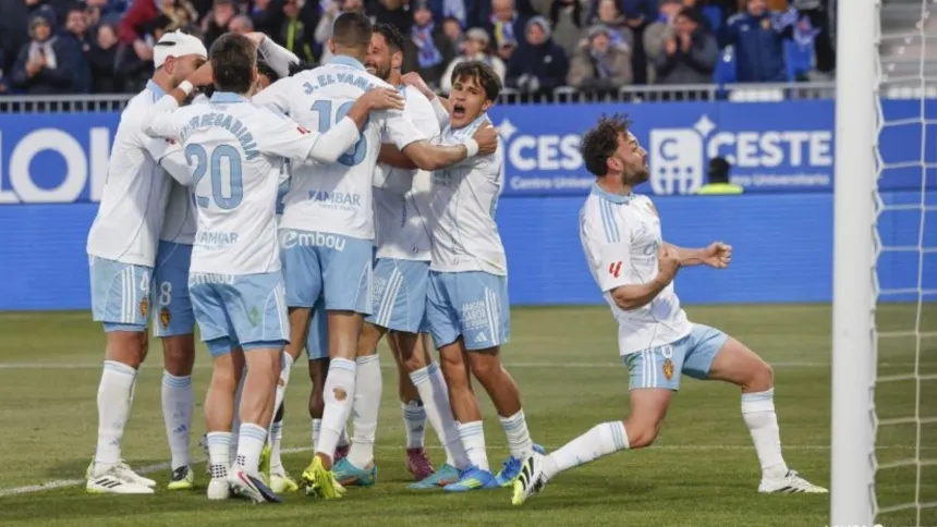 Los jugadores del Zaragoza celebran la victoria contra el Racing