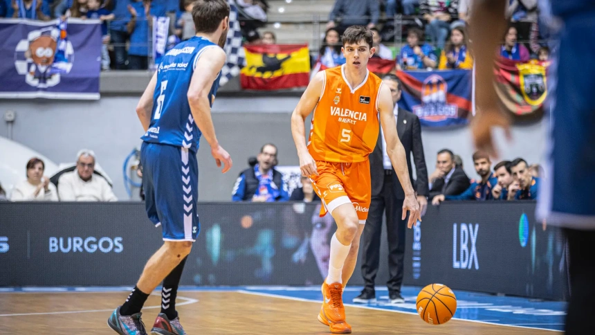 De Larrea sube la pelota ante la defensa de un jugador del Burgos