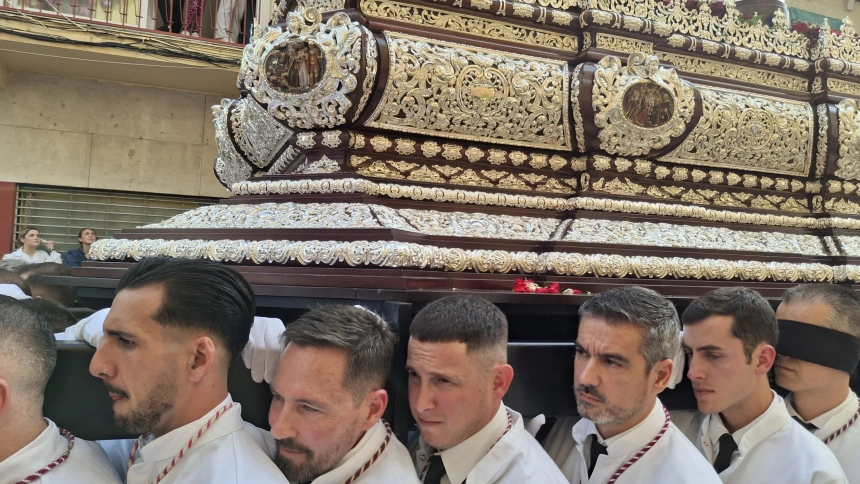 Los portadores de trono llevando sobre sus hombros la imagen de El Cautivo