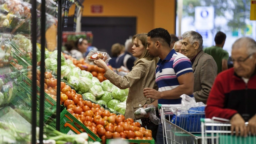 Pareja comprando frutas y verduras en un supermercado
