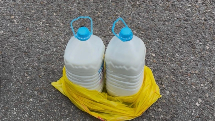 Dos garrafas de leche en la concentración de Cantabria