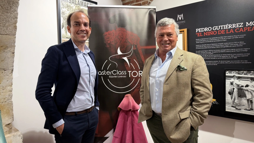 El periodista Javier Lorenzo junto al diestro Víctor Mendes