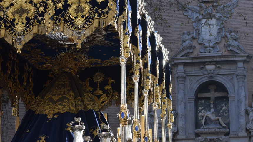 La Virgen de la Amargura ante la Patrona de Granada