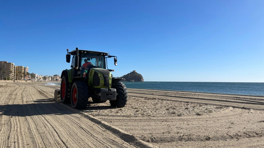 Maquinaria pesada en las operaciones de limpieza de playa de Poniente en Águilas