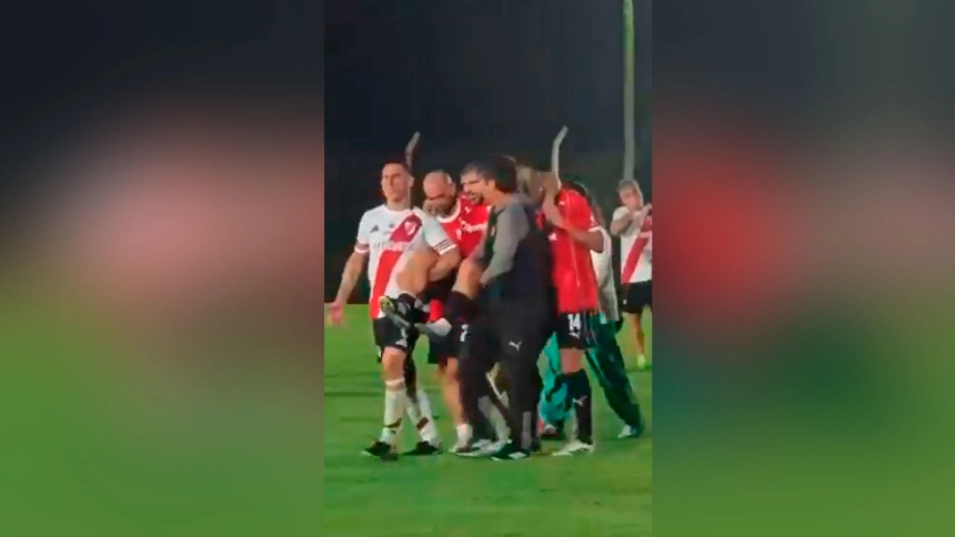 Sergio "Kun" Agüero confirma una grave lesión tras no poder salir por su propio pie en el encuentro senior entre River e Independiente