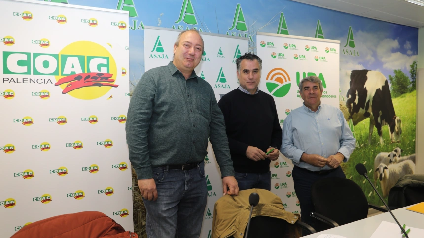 Rueda de prensa conjunta de Asaja, COAG y UPA con motivo del anuncio de bajada de precios de la leche de vaca por parte de la industria; (IaD)asisten el presidente de Coag-Palencia, David Tejerina; el presidente de Asaja-Palencia, José Luis Marcos; y el secretario general de Upa-Palencia, Blas Donis Tarrero