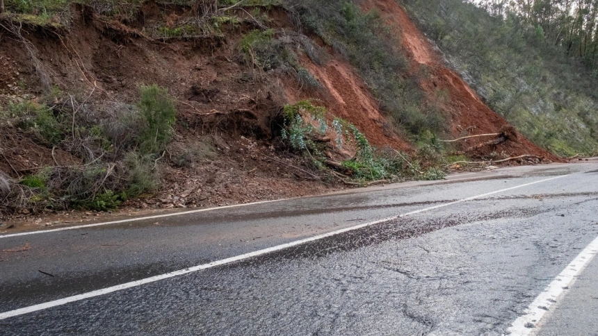 (Foto de ARCHIVO)Carretera afectada por la borrasca Leonardo.REMITIDA / HANDOUT por DIPUTACIÓN DE HUELVAFotografía remitida a medios de comunicación exclusivamente para ilustrar la noticia a la que hace referencia la imagen, y citando la procedencia de la imagen en la firma06/2/2026