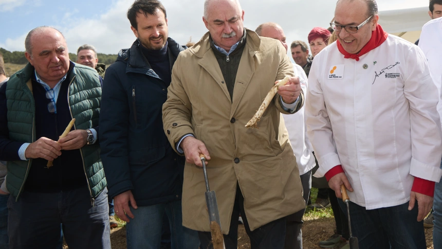 El consejero de Desarrollo Rural y Medio Ambiente, José María Aierdi, participa en Azagra en la cata del primer Espárrago de Navarra de la temporada. IÑIGO ALZUGARAY / GOBIERNO DE NAVARRA