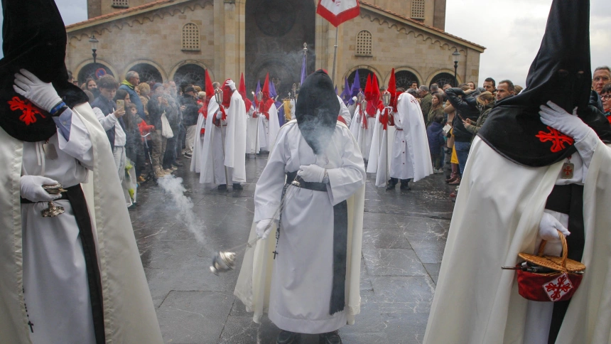 Procesión del Silencio, cancelada en la Semana Santa gijonesa de 2025 por el mal tiempo