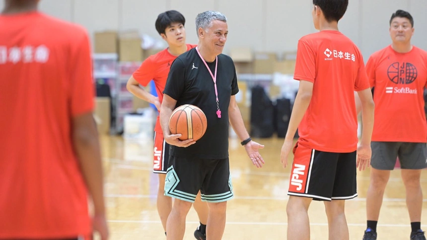 Alejandro Martínez en un entrenamiento en su etapa en Japón