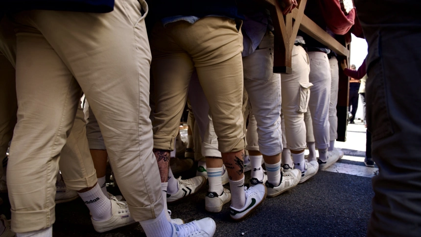 La mayoría de los costaleros son hombres, pero en España hay 400 costaleras