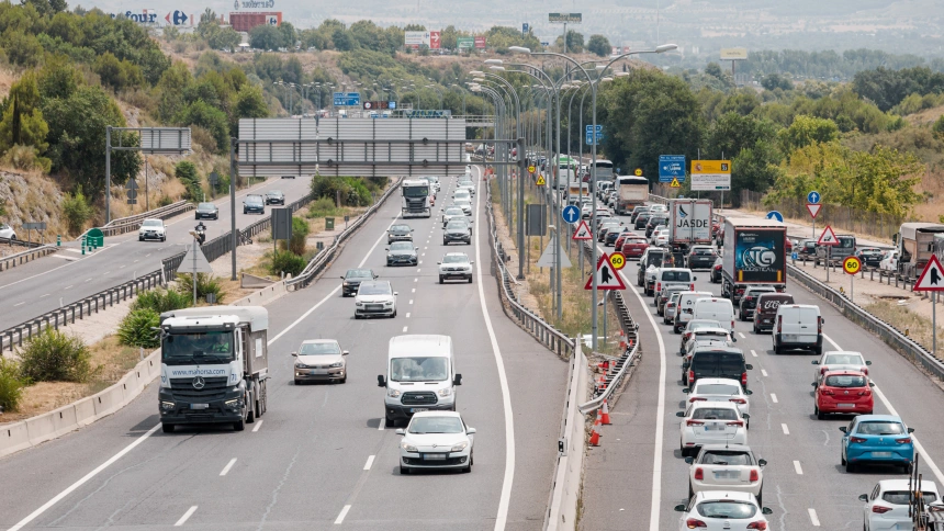 (Foto de ARCHIVO)Varios vehículos en la A3, a 1 de agosto de 2025, en Madrid (España). La Dirección General de Tráfico (DGT) puso en marcha a las 15.00 horas de este jueves 31 de julio la 'Operación Especial 1º de agosto' para la que prevé 6.880.000 movimientos por carretera hasta las 24 horas del domingo 3 de agosto. La DGT cuenta con la total disponibilidad de los medios, tanto humanos (agentes de la Agrupación de Tráfico de la Guardia Civil, personal de los Centros de Gestión de Tráfico, patrullas de helicópteros y personal encargado del mantenimiento de equipos y de la instalación de medidas en carretera), como técnicos (radares fijos y móviles de control de velocidad, además de helicópteros, drones, cámaras y furgonetas camufladas para controlar el uso de móvil y del cinturón de seguridad) para garantizar la seguridad de los ciudadanos en la que se considera la operación salida más importante del verano.Carlos Luján / Europa Press01 AGOSTO 2025;ATASCO;COCHE;COCHES;TRÁFICO;PIXELADA01/8/2025