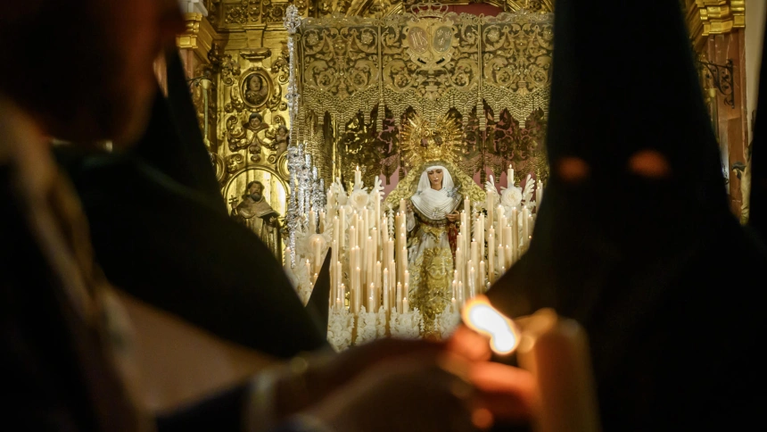 Salida de la Hermandad de la Esperanza de Triana en la Madrugá de la Semana Santa sevillana, este Viernes Santo en Sevilla.