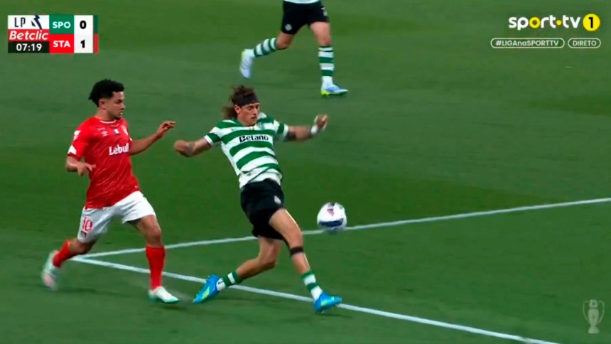 Una de las jugadas polémicas en el partido entre Sporting de Lisboa y Santa Clara.