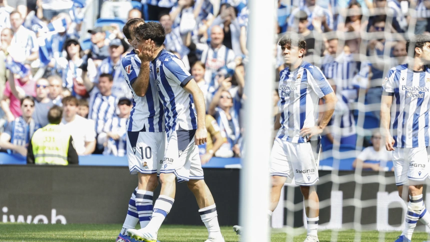 Jon Martín celebra con su compañero Mikel Oyarzábal su gol ante el Levante.