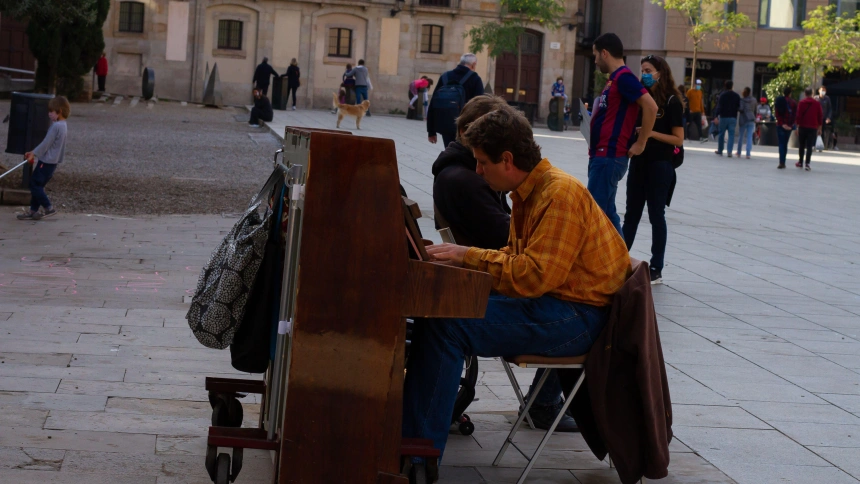 Un hombre tocando el piano en Barcelona