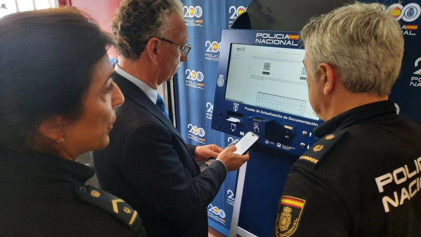 Presentación de la aplicación 'MIDNI' de la Policía Nacional, en la Jefatura Superior de Policía de Extremadura en Badajoz