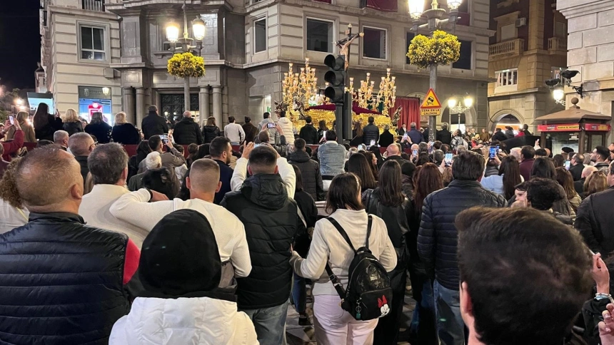 Residentes y turistas han colmado las calles de Granada capital