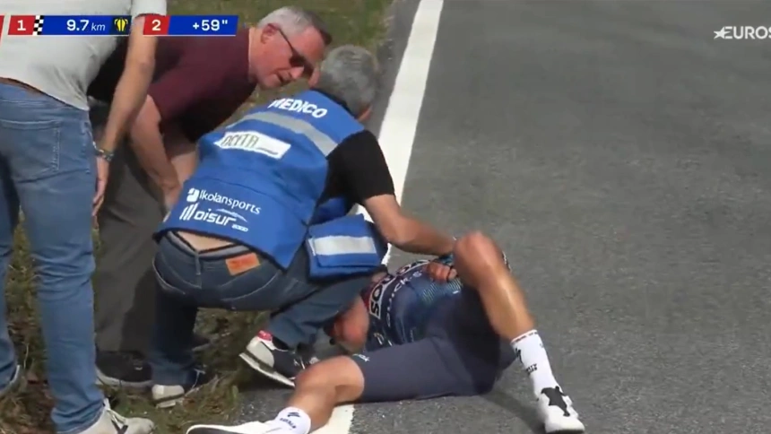 Mikel Landa, en el suelo después de su accidente con el coche médico en la Itzulia.