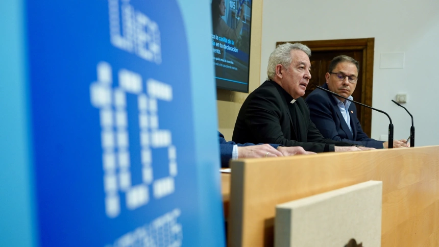 El vicario general de la Archidiócesis de Valladolid, Jesús Fernández Lubiano, el ecónomo diocesano Óscar Agüera, y el director de Cáritas Diocesana de Valladolid, Guenther E. Boelhoff, ofrecen una rueda de prensa con motivo del inicio de la campaña de la Renta y la próxima parada de la ‘Línea 105 Xtantos’.