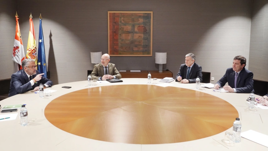 El presidente del PP de Castilla y León, Alfonso Fernández Mañueco, acompañado por miembros de su formación, se reúne con el candidato de Vox, Carlos Pollán, y otros dirigentes de este partido, tras las pasadas elecciones autonómicas.